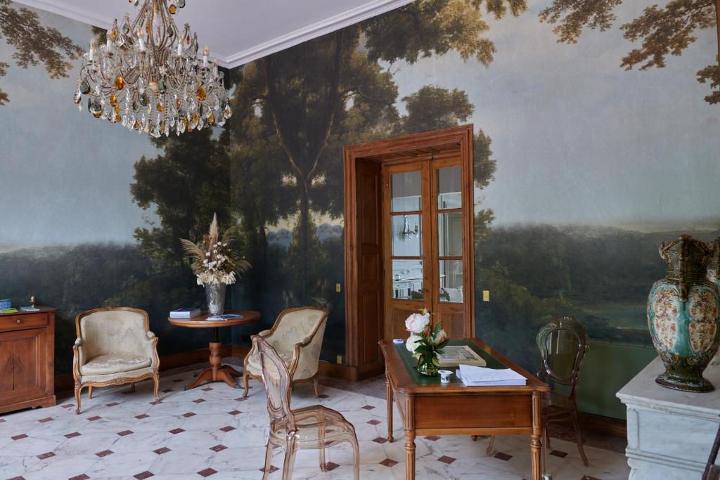 Posezení v ubytování Château de Charmeil- Vichy chambres d'hôtes