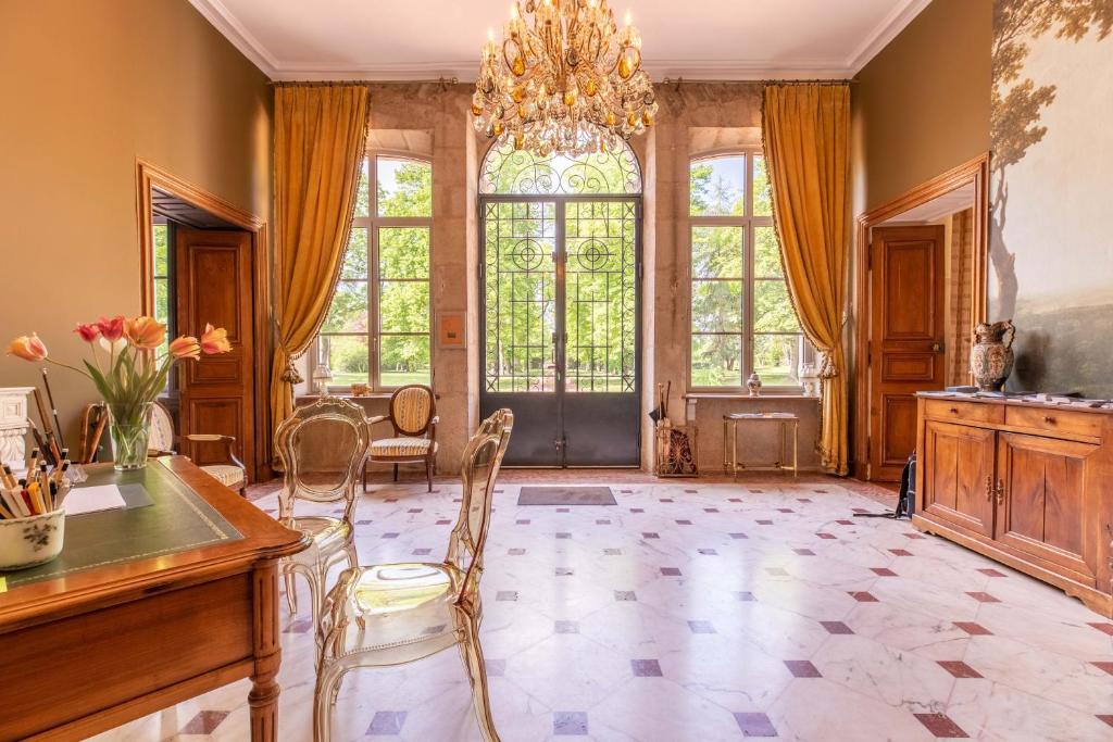 Posezení v ubytování Château de Charmeil- Vichy chambres d'hôtes