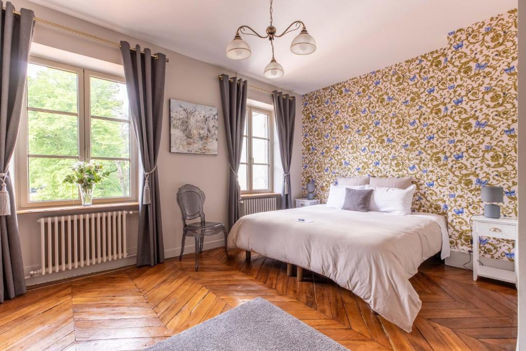 Postel nebo postele na pokoji v ubytování Château de Charmeil- Vichy chambres d'hôtes