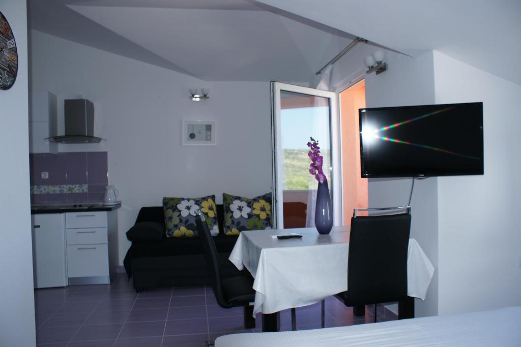 Televízia a/alebo spoločenská miestnosť v ubytovaní Apartments Villa Rosina