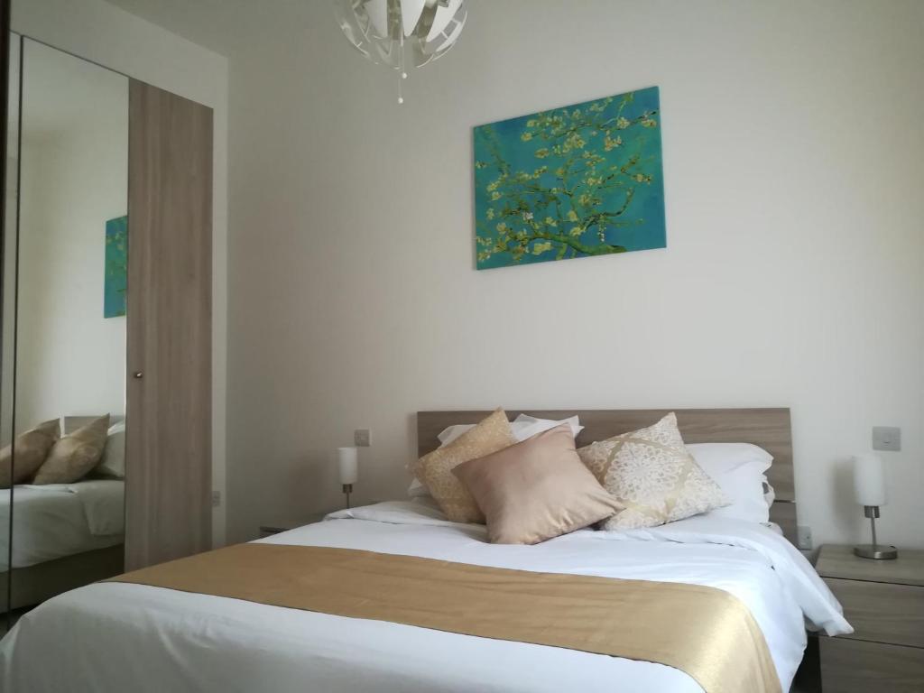 1 dormitorio con 1 cama blanca grande con almohadas en The Premier Suite - Fully Airconditioned - Ample Parking, en Naxxar