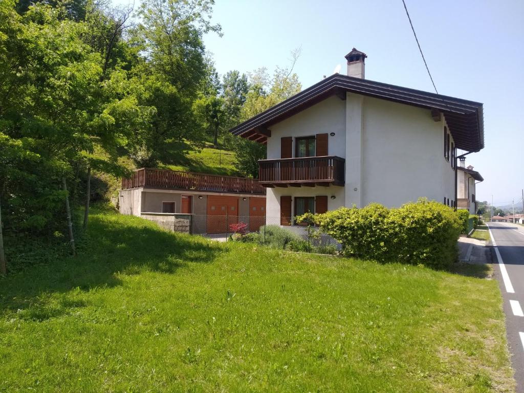 a house on the side of the road at Casa Rosa dei Venti in Cividale del Friuli
