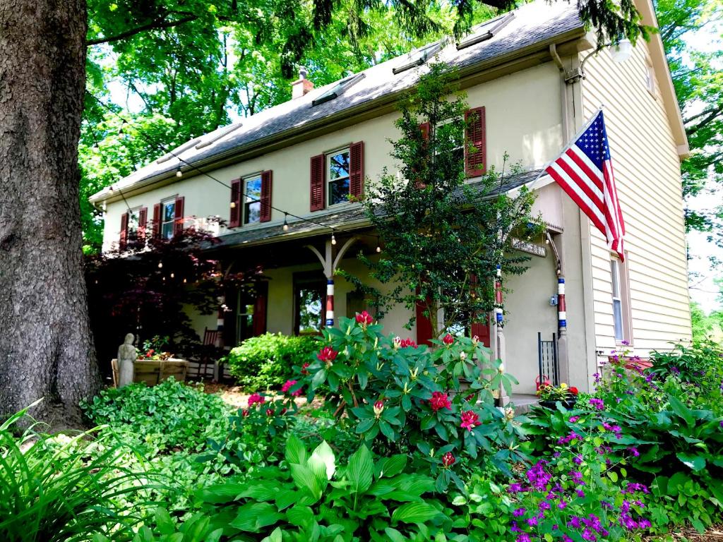 una bandera americana al lado de una casa en Galvanized America Inn & Art Gallery, en Doylestown