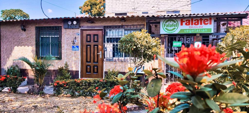 um edifício de tijolos com uma porta e flores em frente em Casa Michael em Guayaquil