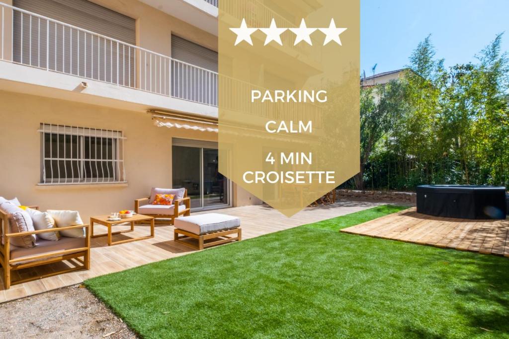 une terrasse avec une pelouse devant un bâtiment dans l'établissement SERRENDY  COUP DE COEUR !  3p avec jacuzzi à pieds de la Croisette !, à Cannes