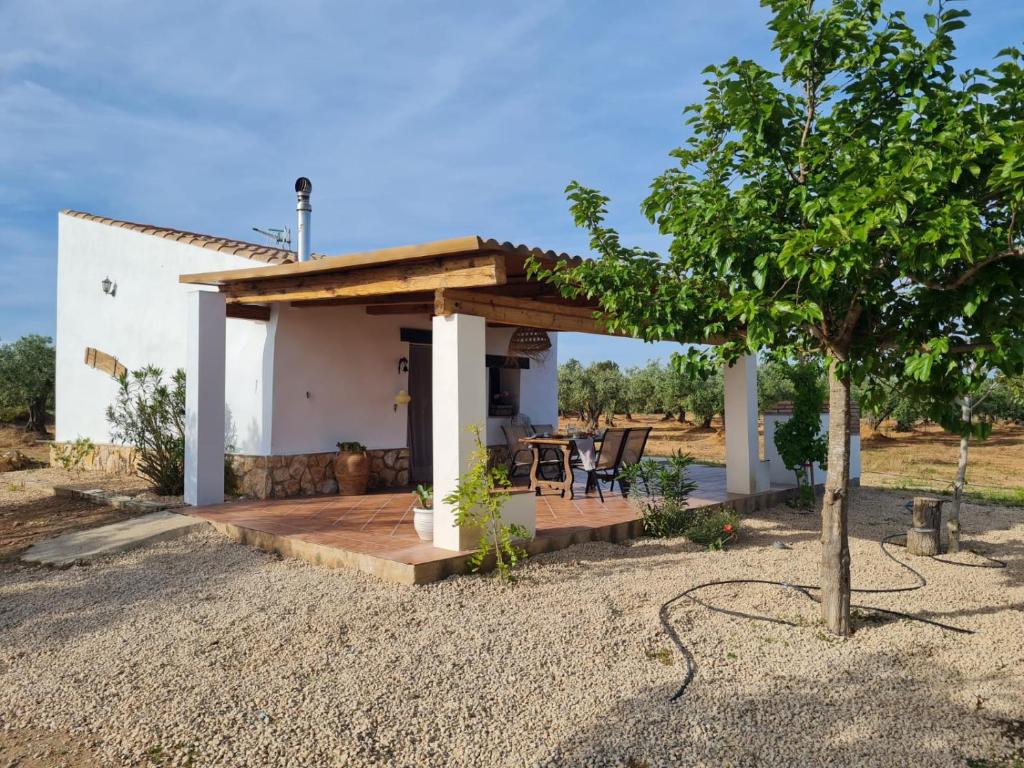 a small white house with a wooden roof at Lo raconet 2 in L'Ampolla
