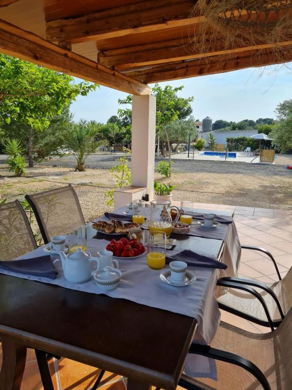 a table with food on it on a patio at Lo raconet 2 in L'Ampolla
