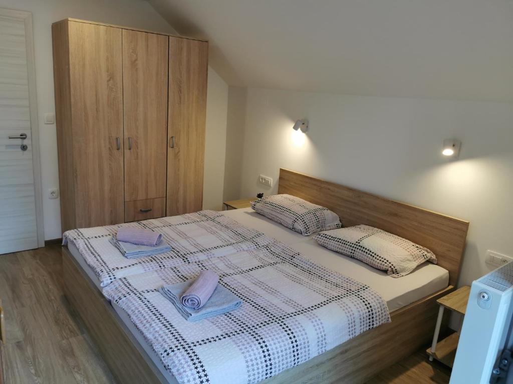 um quarto com uma cama com duas toalhas em Jaka Apartments em Bled