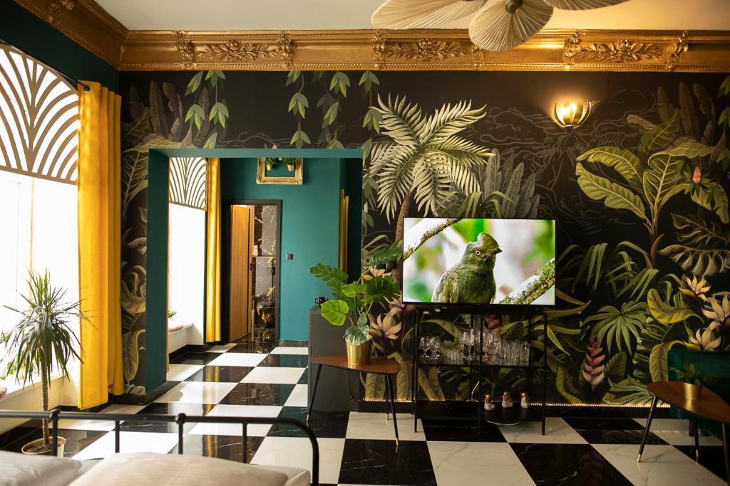 - un salon avec une télévision murale dans l'établissement Jungle Apartments, à Wrocław