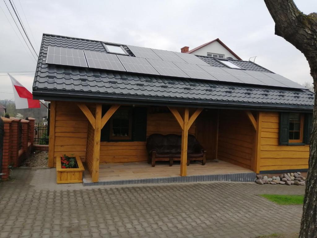 une maison avec des panneaux solaires sur le toit dans l'établissement U Jana, à Zwierzyniec