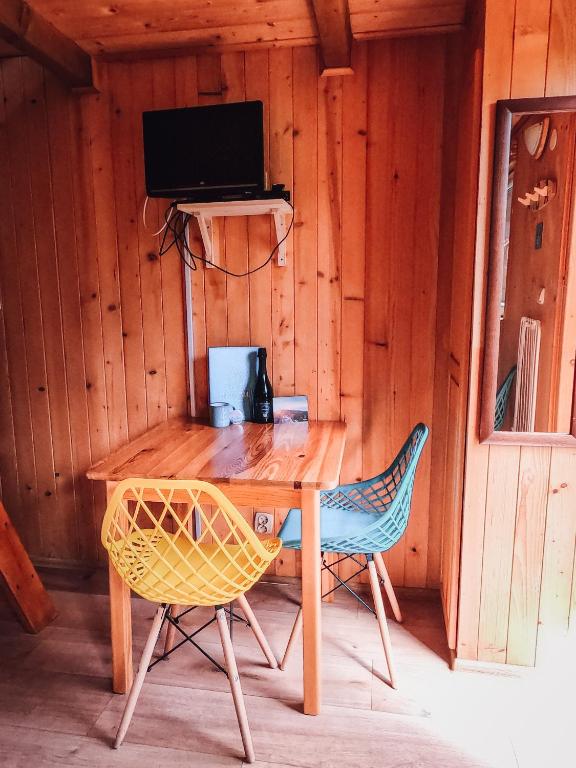 Televiisor ja/või meelelahutuskeskus majutusasutuses Pod Cyprysami - surf & family resort