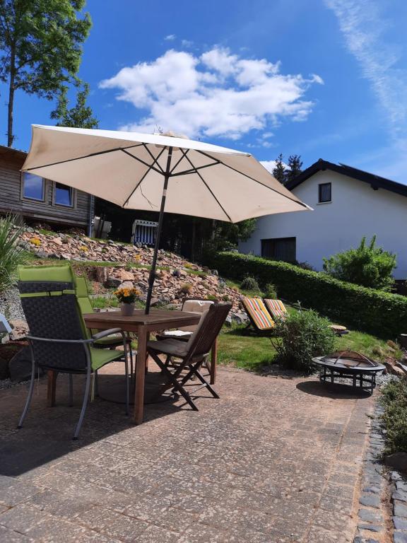 Zahrada ubytování Große Auszeit Eifel mit Sauna, Kamin und Terrasse