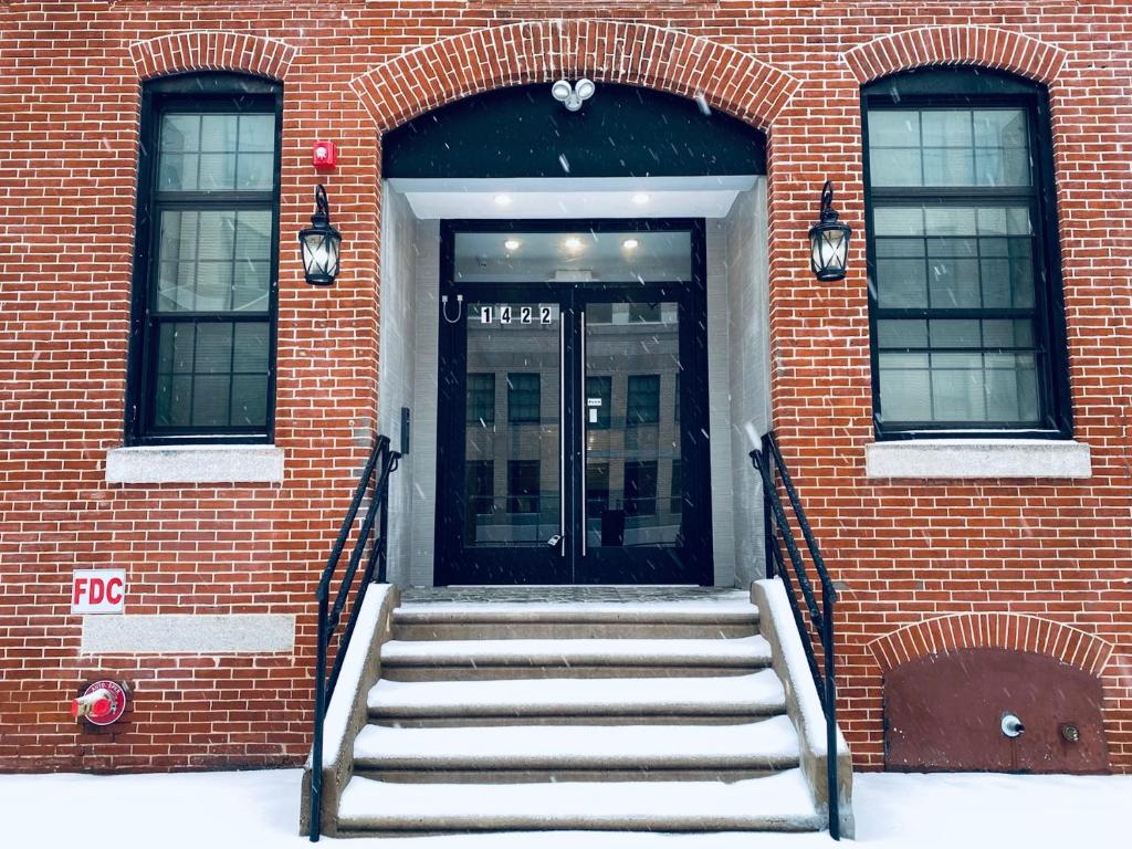 une porte menant à un bâtiment en briques avec des escaliers en avant dans l'établissement Stay at Luna on Callowhill, à Philadelphie