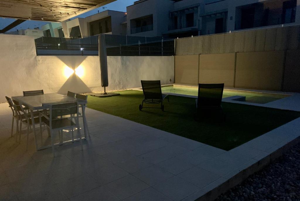 Agradable chalet con piscina privada cerca de Madrid - Four-Bedroom House