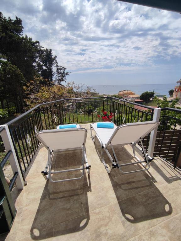 einen Balkon mit einem Tisch und Stühlen in der Unterkunft House Theofilos in Paramonas