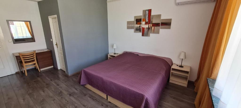 sypialnia z fioletowym łóżkiem w pokoju w obiekcie Rooms Lara w Zagrzebiu