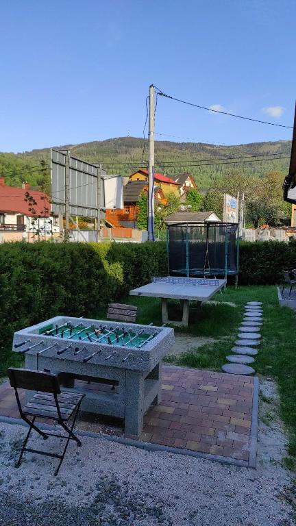 Stolní tenis v ubytování Mała Osada domki z jacuzzi przy gondoli nebo okolí