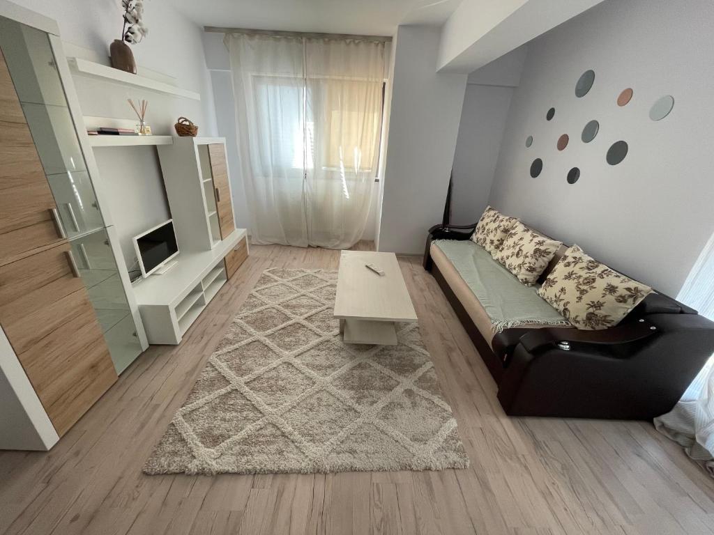 sala de estar con sofá y mesa en THE MIRROR - quiet & friendly place in Copou, en Iaşi