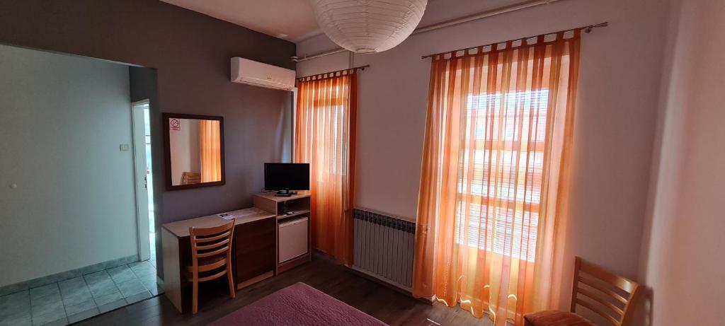 TV a/nebo společenská místnost v ubytování Rooms Lara
