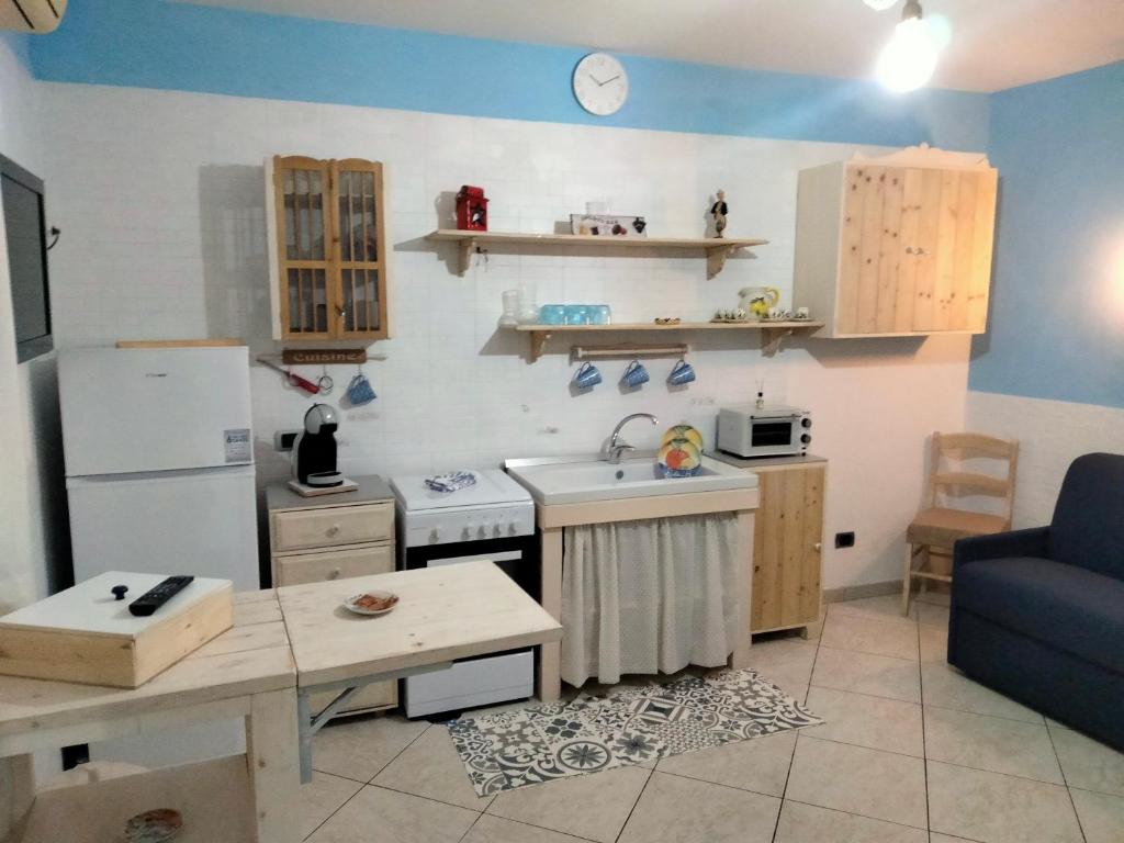 eine kleine Küche mit Spüle und Kühlschrank in der Unterkunft CASA NUNZIATINA in Neapel