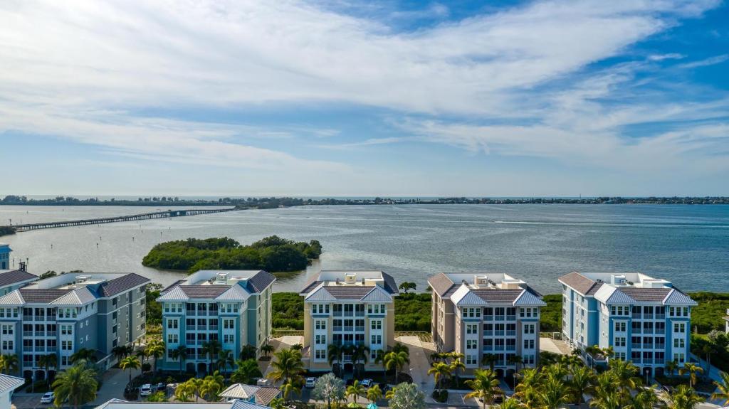Luxury Waterfront 3 Bedroom Condo Located in Margaritaville condo