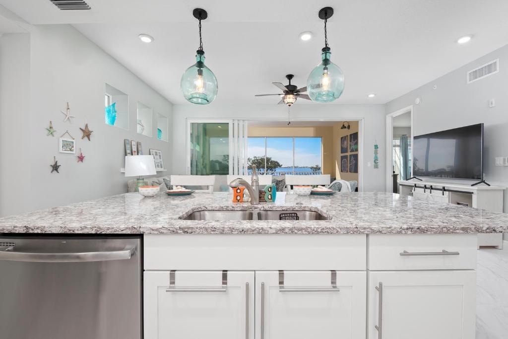Luxury Waterfront 3 Bedroom Margaritaville Condo, Bradenton Precios