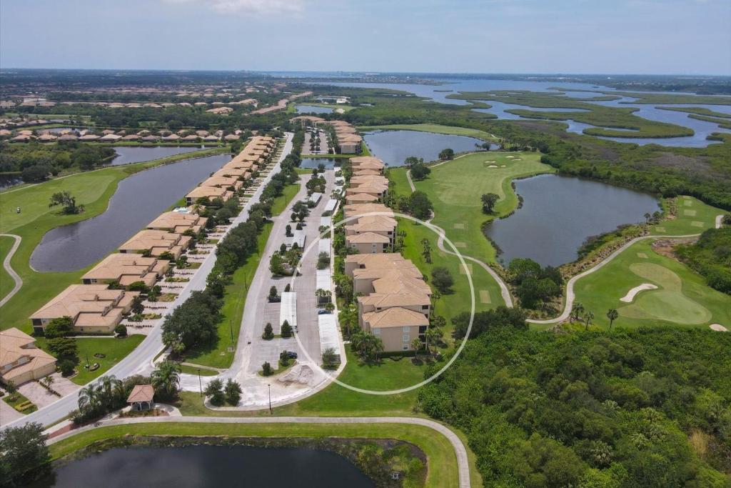 Golf Course Views 2 Bedroom Condo Located in River Strand Golf & Country Club condo, Bradenton