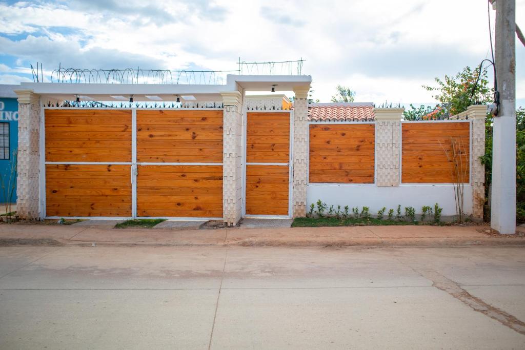 une clôture en bois devant une maison dans l'établissement Villa confortable para 5 pesonas, à Pedernales