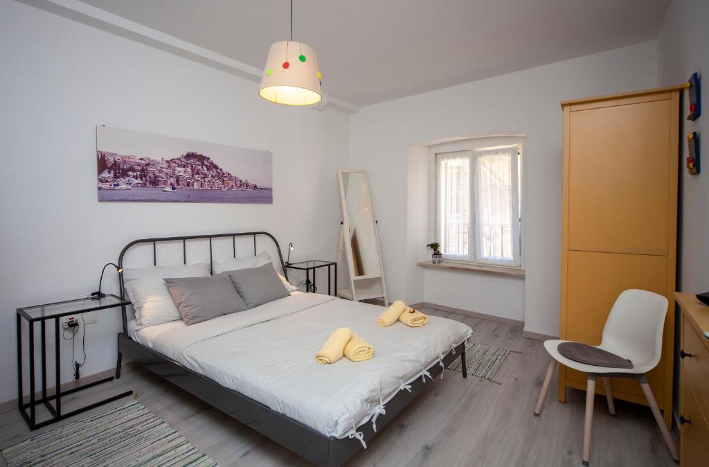 1 dormitorio con cama, escritorio y silla en Apartment Kiara Šibenik, en Šibenik