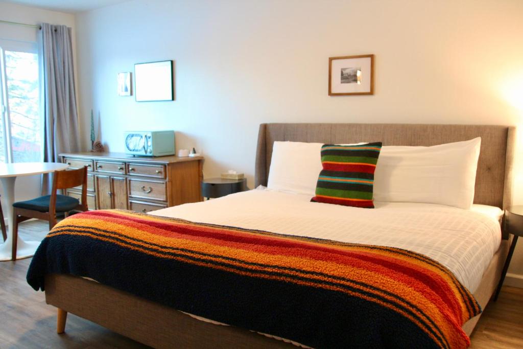 Sierra Blue Hotel & Swim Club photo