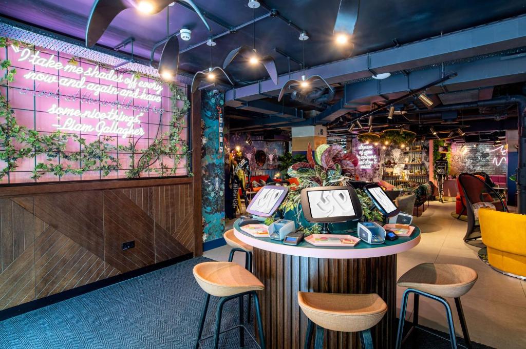 YOTEL Manchester Deansgate - Resim 8