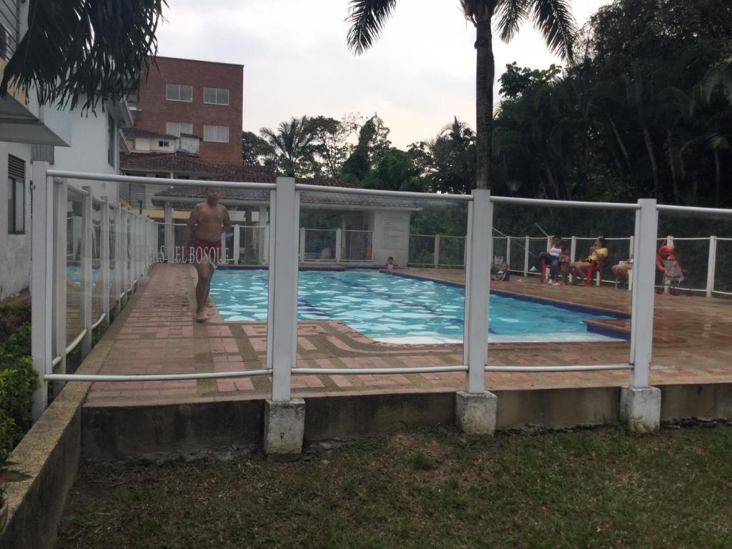 een man op een terras in een zwembad bij CASA 37 RESERVA DEL BOSQUE - villavicencio in Villavicencio