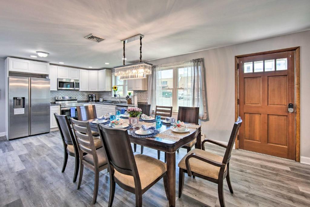 Kuchyň nebo kuchyňský kout v ubytování 1 Mi to Hersheypark Family Home with Game Room!