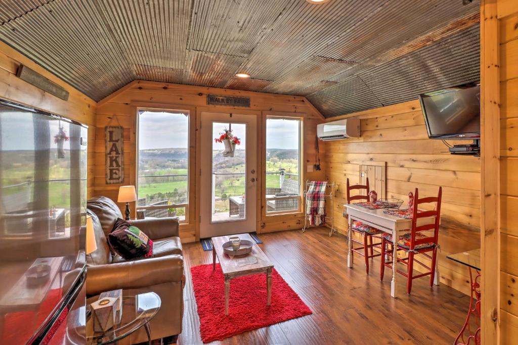 un soggiorno con divano e tavolo di Rustic Norfork Studio with Million Dollar View! a Norfork