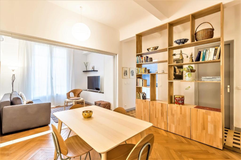 un salon avec une table et des chaises dans l'établissement L'IMPERIA loft by Booking Guys, à Nice