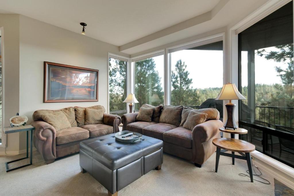 uma sala de estar com dois sofás e uma mesa em River Ridge 517A em Bend