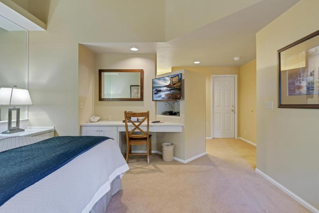 1 dormitorio con cama, escritorio y silla en River Ridge 431B, en Bend