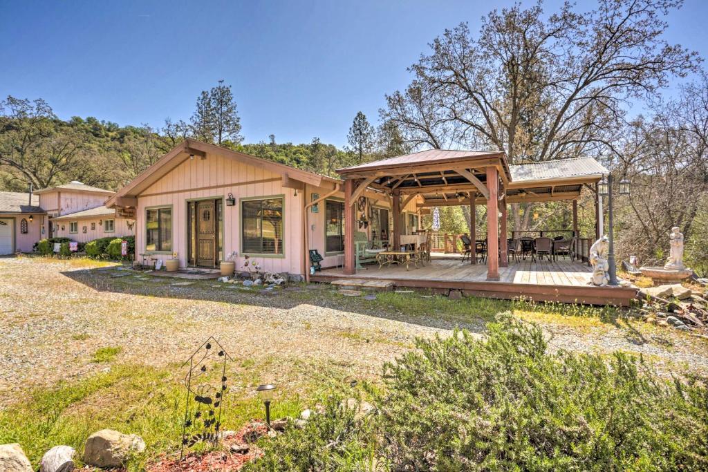 Casa con porche y terraza de madera en Gorgeous Oakhurst Retreat with Swimming Hole!, en Oakhurst