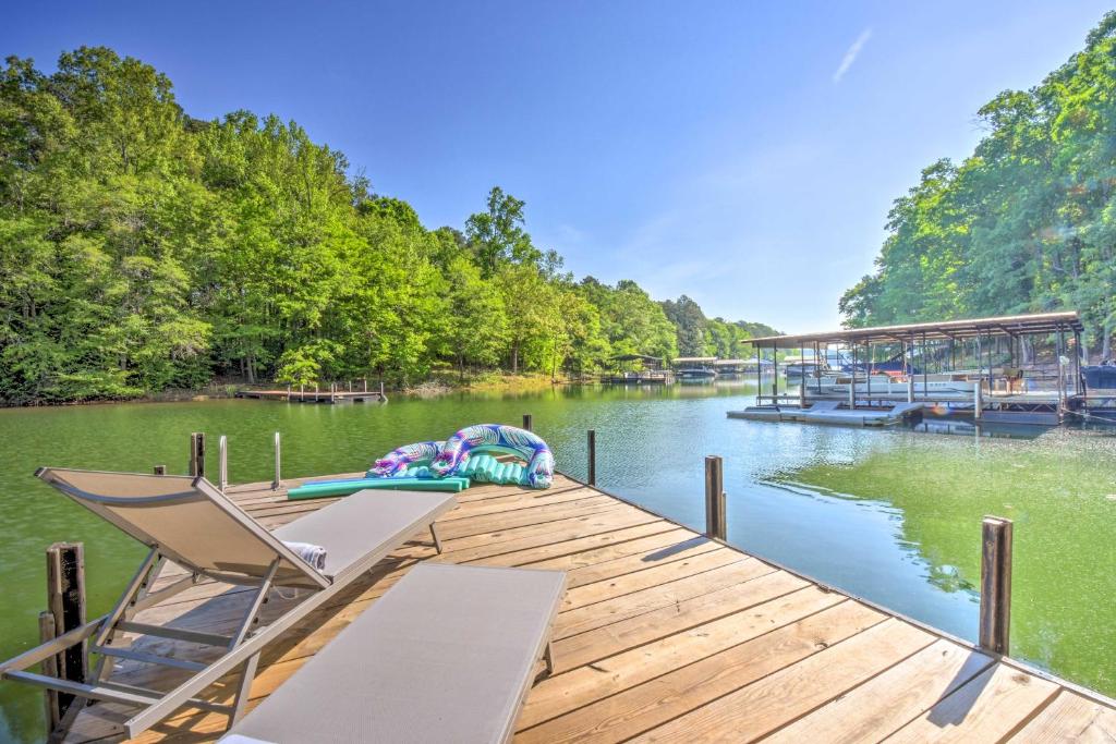 Lakefront Townville Gem with Boat Dock and Kayaks, Townville (updated
