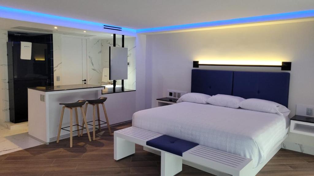 Postel nebo postele na pokoji v ubytování WeEnjoy Hotels Grand Prix Aeropuerto CDMX