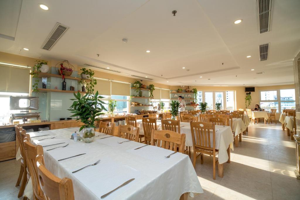 Restaurace v ubytování Nhat Minh Hotel and Apartment