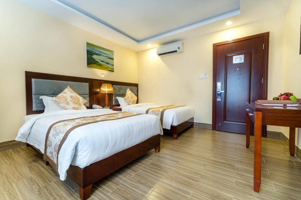 Postel nebo postele na pokoji v ubytování Nhat Minh Hotel and Apartment