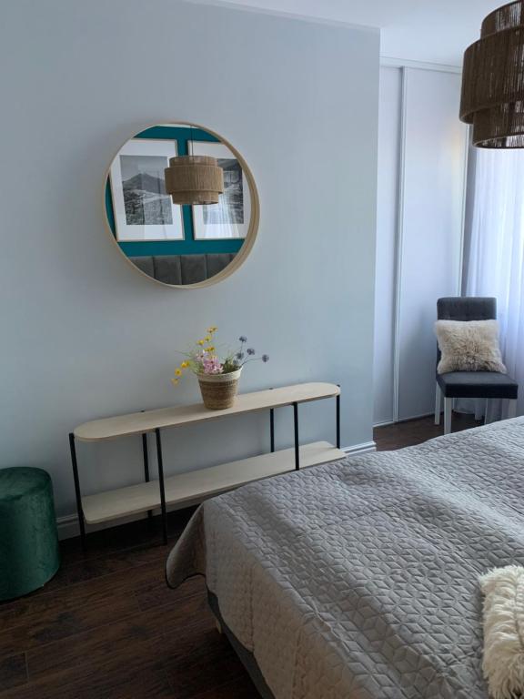 Posteľ alebo postele v izbe v ubytovaní Apartament EverySeason Karpacz