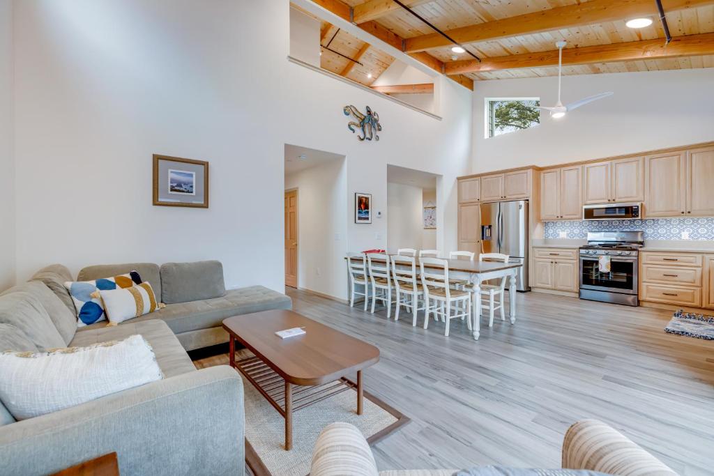 een woonkamer en keuken met een bank en een tafel bij Tidepool Retreat in Fort Bragg