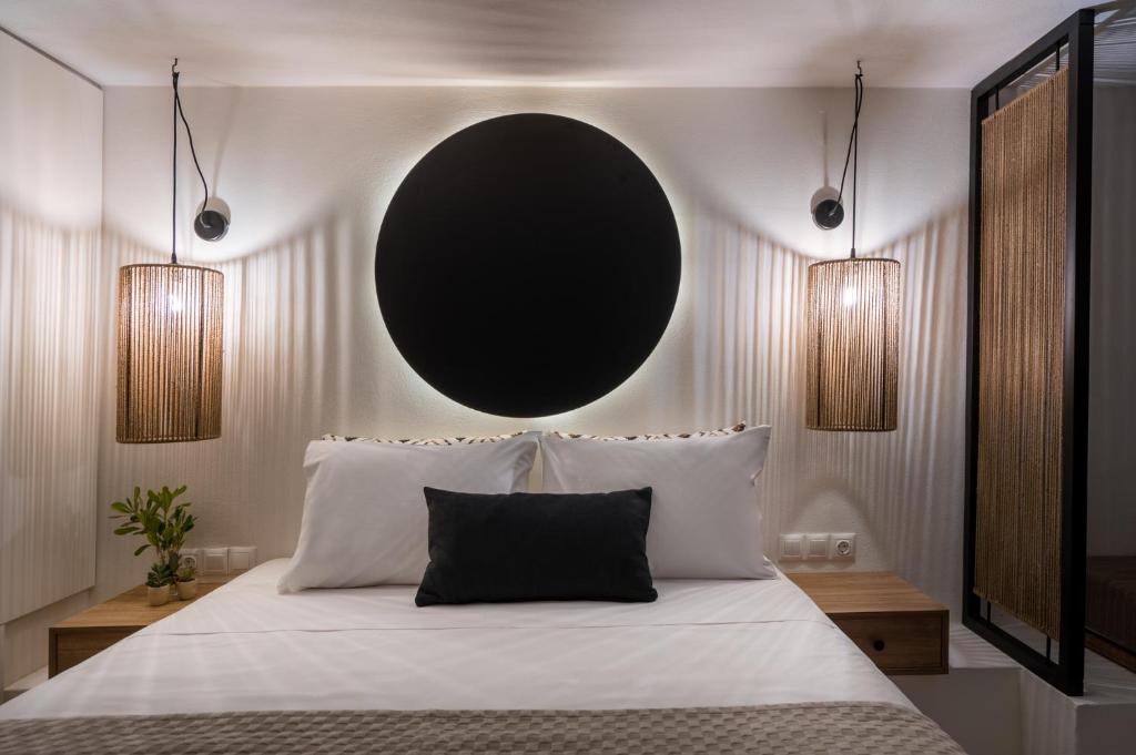 Un dormitorio con una cama con un espejo grande encima. en Olea Suites en Gouves