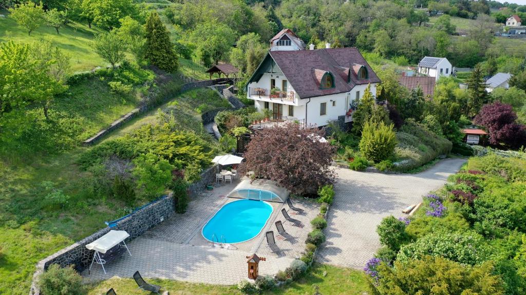 una vista aérea de una casa con piscina en Dandelion Villa Gizella en Badacsonytomaj