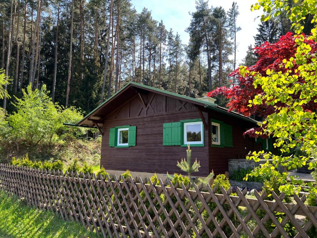 ein kleines Haus mitten im Wald in der Unterkunft Waldchalet am Eichhof in Innsbruck