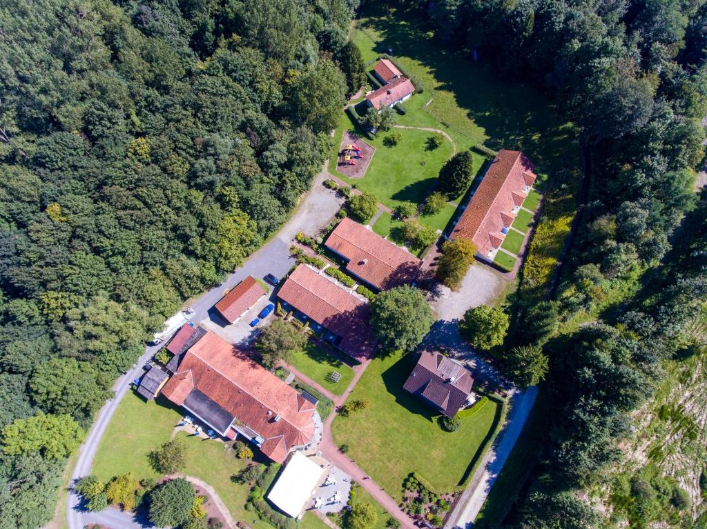 una vista aérea de una casa con patio en Waldhotel Humboldt, en Salzhemmendorf