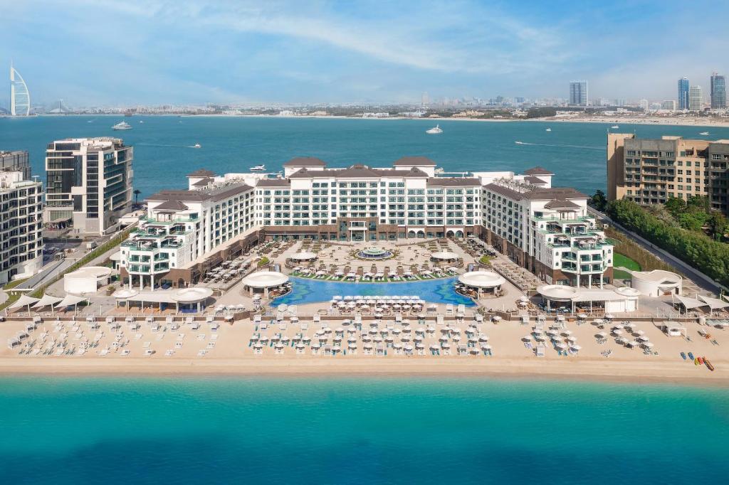 una vista aérea de un complejo con sillas y sombrillas en Taj Exotica Resort & Spa, The Palm, Dubai en Dubái