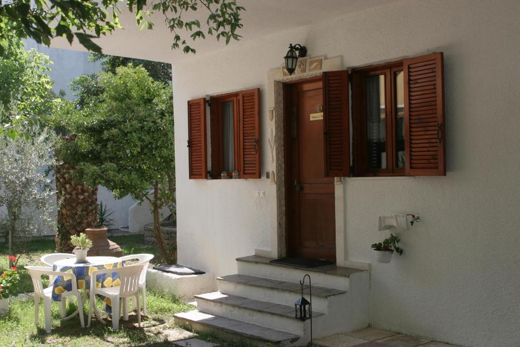 フォルカにあるArtemis Mesonettesのテーブルと椅子とドアのある家